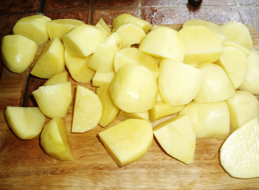 1. Этап. Тушеная свиная корейка: Картошку порежьте тоже.