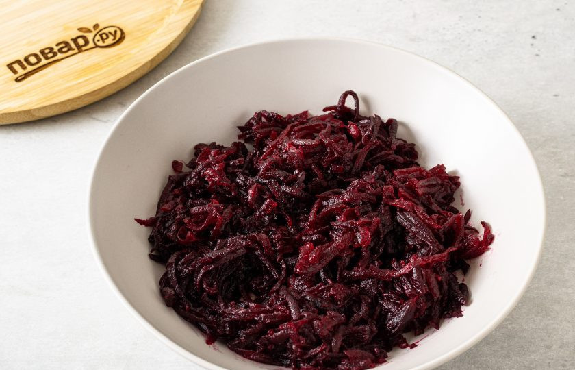 1. Этап. Острый свекольный салат: Очистите свеклу от кожуры, натрите на крупной терке.