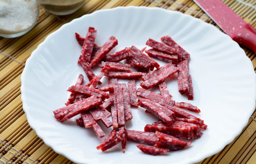 1. Этап. Грузинский салат с колбасой и помидорами: Копченую колбасу нарежьте полосками.