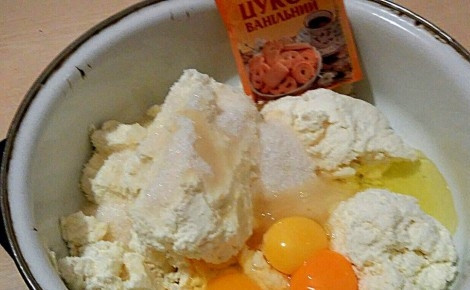 1. Этап. Шоколадно-творожный пирог в мультиварке: В миске соедините творог с ванильным сахаром, тремя яйцами и со 150 граммами обычного сахара.