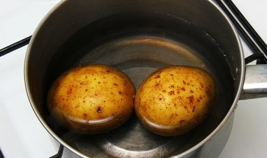 1. Этап. Равиоли с брокколи: 1. Для начала вымойте картофель, залейте его холодной водой и поставьте вариться на среднем огне до готовности.