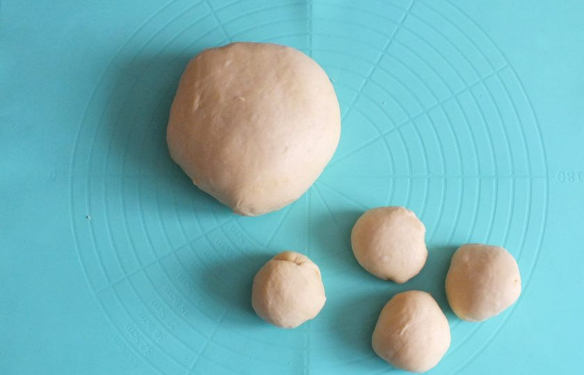 1. Этап. Дучмак с творогом: По истечении времени сделайте тесту обминку. Разделите на кусочки весом 50-60 грамм.