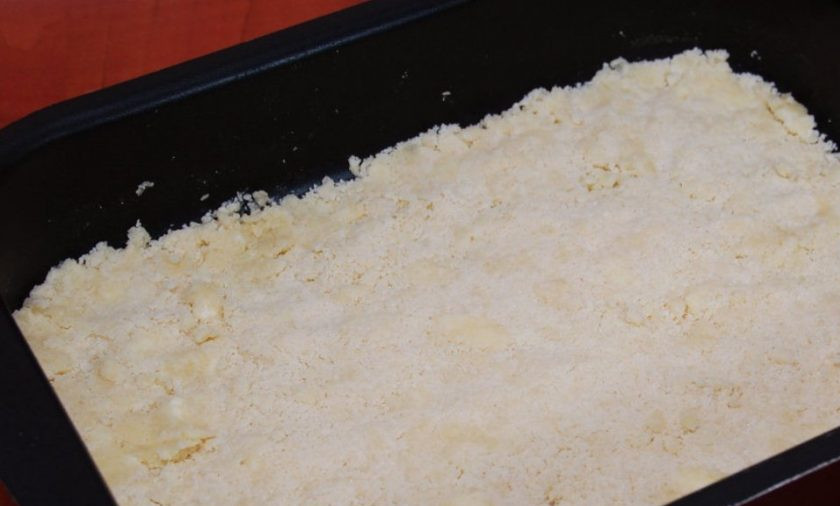 1. Этап. Торт Творожник: В форму насыпьте 2/3 теста, распределите его равномерно по дну.