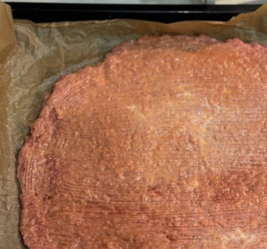 1. Этап. Очень мясная пицца-запеканка: Основу для пиццы-запеканки смазать греческим йогуртом и томатным соусом