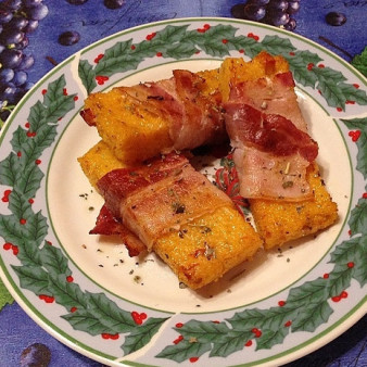 Полента с вялеными помидорами в беконе