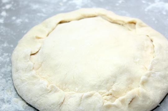 1. Этап. Хачапури по-тбилисски: Сверху кладем вторую лепешку, залепляем края, формируя эдакий пирог - как на фото.