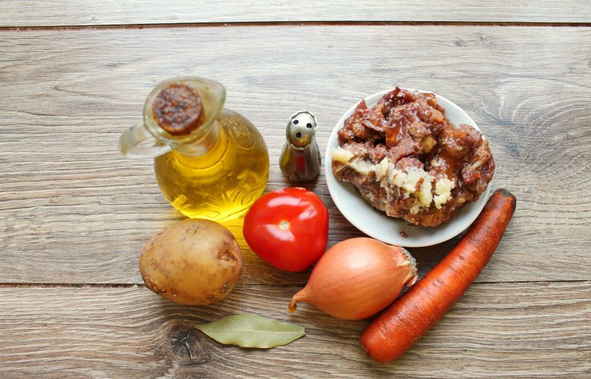 1. Этап. Суп с тушенкой из говядины: Подготовьте все необходимые ингредиенты для приготовления супа с тушенкой из говядины. Овощи вымойте, при необходимости почистите. Тушенку откройте и извлеките из банки.