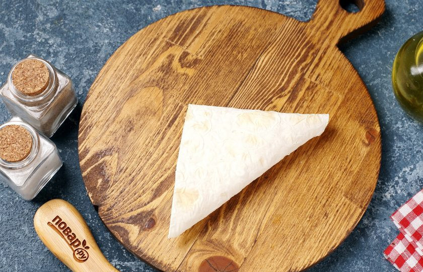 1. Этап. Конвертики из лаваша с варёными яйцами и сметаной: У вас должен получиться вот такой вот конвертик.