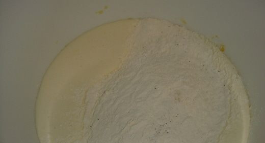 1. Этап. Выпечка с морковью: Теперь во взбитую яичную массу всыпьте сухую смесь.