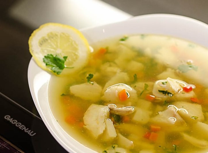 1. Этап. Прозрачный рыбный суп: Солим, перчим и варим до готовности картофеля и рыбы. За две минуты до окончания варки мелко рубим петрушку и кладем в кастрюлю. Приятного аппетита!