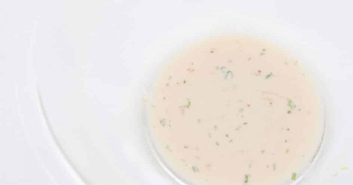 1. Этап. Соус Карбонара классический: В миске соедините сливки, соль, перец, немного измельченной петрушки.