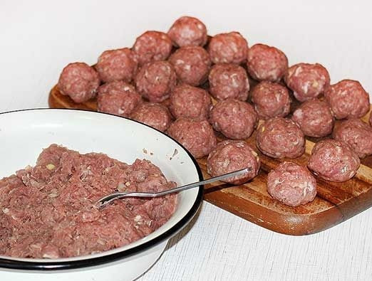 1. Этап. Тефтели под томатным соусом: 5. Из полученного фарша сформировать небольшие тефтели и отправить их на 10-15 минут в холодильник.