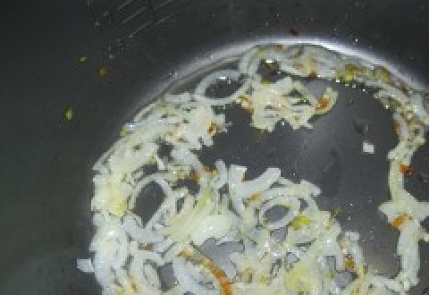 1. Этап. Плов с чечевицей и рисом: Вливаем немного масла в чашу мультиварки и обжариваем лук до золотистого цвета, режим 