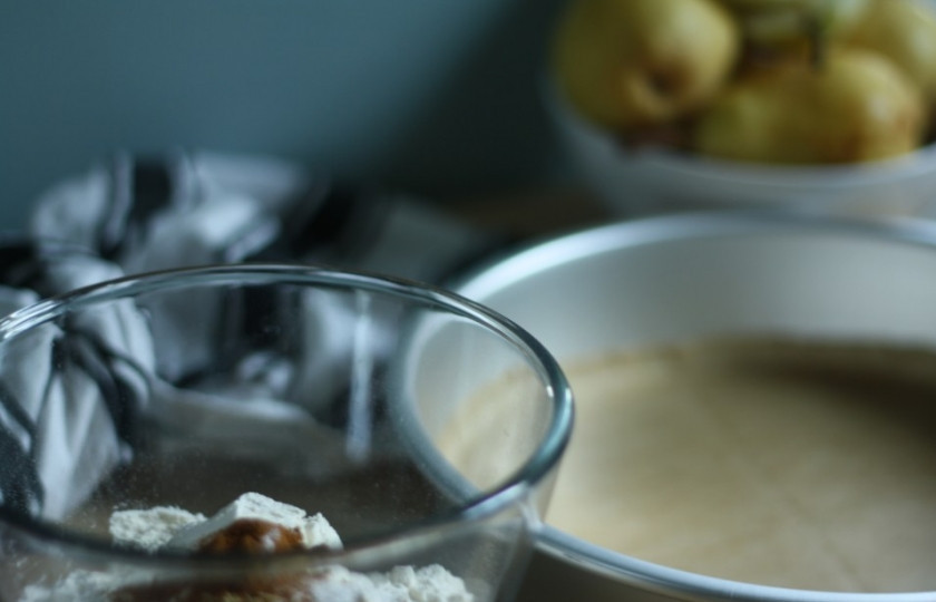 1. Этап. Кекс с грушей: 2. Смешаем между собой сухие ингредиенты - муку, сахар, соду, корицу и имбирь. Отдельно взбиваем яйца, добавим к ним растопленное масло и сметану. Перемешаем тщательно. Вливаем понемногу в сухую смесь и замешаем однородное тесто без комков.