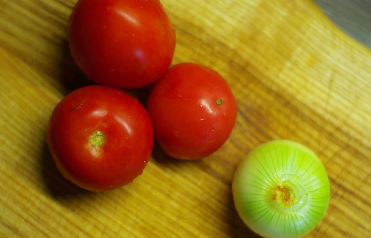 1. Этап. Яичница с помидорами: Помидоры моем, снимаем с них кожицу (опускаем в кипяток на пол минуты. Лук чистим и мелко нарезаем.