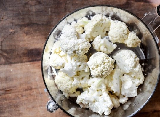 1. Этап. Пицца без теста: 1. Вымойте и хорошо обсушите капусту, разделите на соцветия и отправьте в чашу блендера (можно использовать мясорубку).