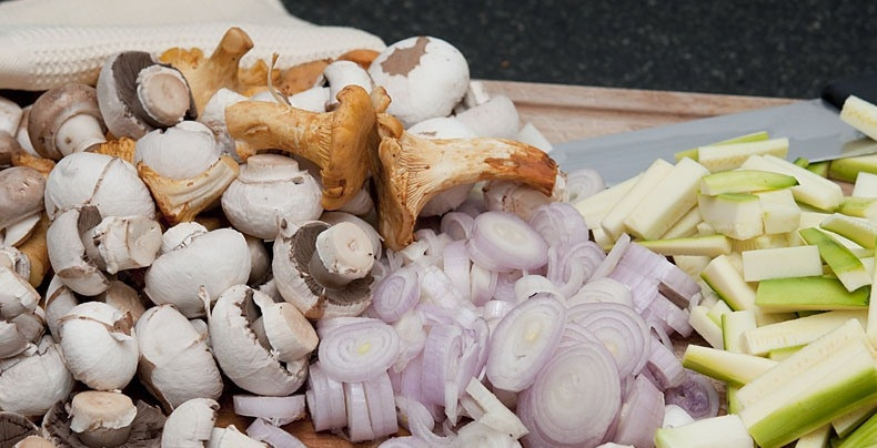 1. Этап. Мясной пирог под слоеным тестом: Занимаемся ингредиентами: моем и очищаем грибы, нарезаем лук и цукини, говядину, чеснок. Величина нарезки - на ваше усмотрение.