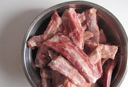 1. Этап. Чураско: Ребра необходимо помыть, высушить и разрезать. Затем натрите их солью и перцем. Вот и весь маринад.