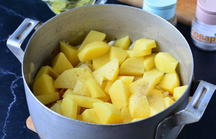 1. Этап. Овощное рагу с тефтелями: Добавьте нарезанную дольками картошку, посолите и перемешайте с овощами. Тушите 10 минут.