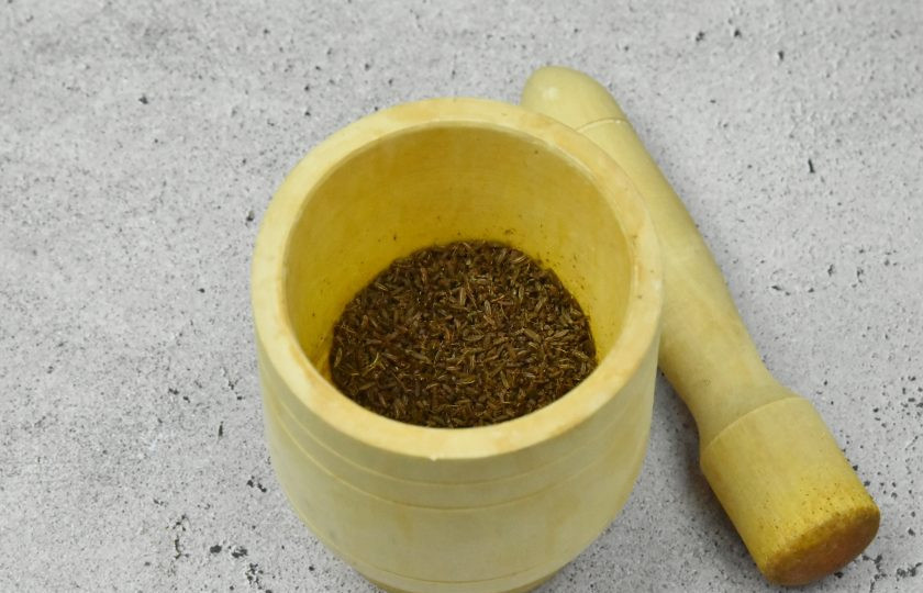 1. Этап. Литовский хлеб: Так же с вечера сделайте заварку. За ночь произойдет процесс осахаривания. В результате этого процесса неоднородная структура заваренной муки становится гладкой, более жидкой и сладкой на вкус. Для заваривания разотрите слегка семена тмина в ступке.