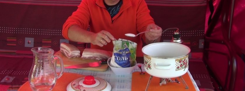 1. Этап. Копченая грудинка: Добавьте в воду: 100 г.соли, 0,5 ложки молотого кориандра, 10 горошин черного перца, 2 лавровых листа. Поставьте маринад на огонь, доведите до кипения. На малом огне прокипятите в течение 3 минут.