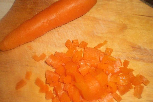 1. Этап. Сельдь по-норвежски: 2. Морковь очищаем и нарезаем кубиками. Если хотите, ее тоже можно отварить, или же использовать свежую - кто как любит.