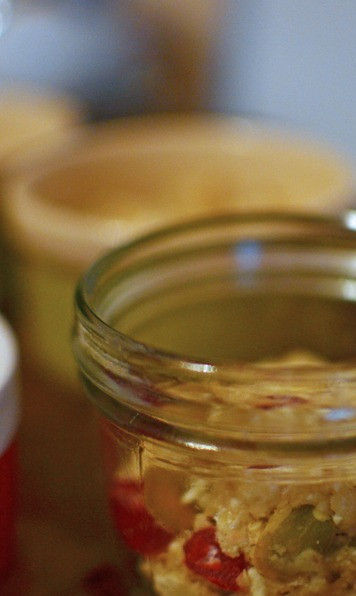 1. Этап. Творожно-зерновые булочки: Это был мой первый опыт выпекания в стеклянных банках. Увидела рецепт давно у Юли (La Perla) в ЖЖ. Немного переделала под свой вкус. Если вас тоже заинтересовал этот вариант, то спешу вас предупредить, что есть несколько требований к подобной таре. Во-первых, она должна быть пригодна для нагревания. Во-вторых, банка должна иметь форму, расширяющуюся с горлу банки. Идеально - банки фирмы 