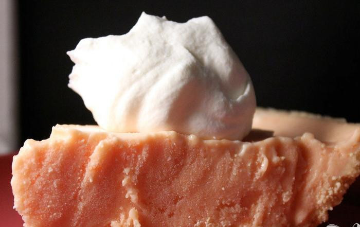 1. Этап. Пирог из папайи: 5. Поместите пирог на 6 часов или на ночь в холодильник. За 10 минут до подачи на стол вынимайте из холодильника, порежьте на порции и украсьте ложкой взбитых сливок.