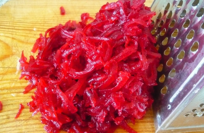 1. Этап. Селедка под шубой с гранатом: Также очищаем свеклу и натираем на терке.