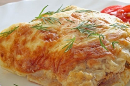 1. Этап. Мясо по-французски с фаршем: Готовое блюдо посыпьте зеленью, подержите еще пару минут в духовке, разрежьте и подавайте. приятного аппетита!