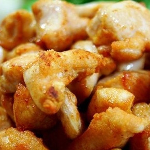 1. Этап. Зеленое карри из курицы с ананасами: После обжаривания мясо должно выглядеть приблизительно так.