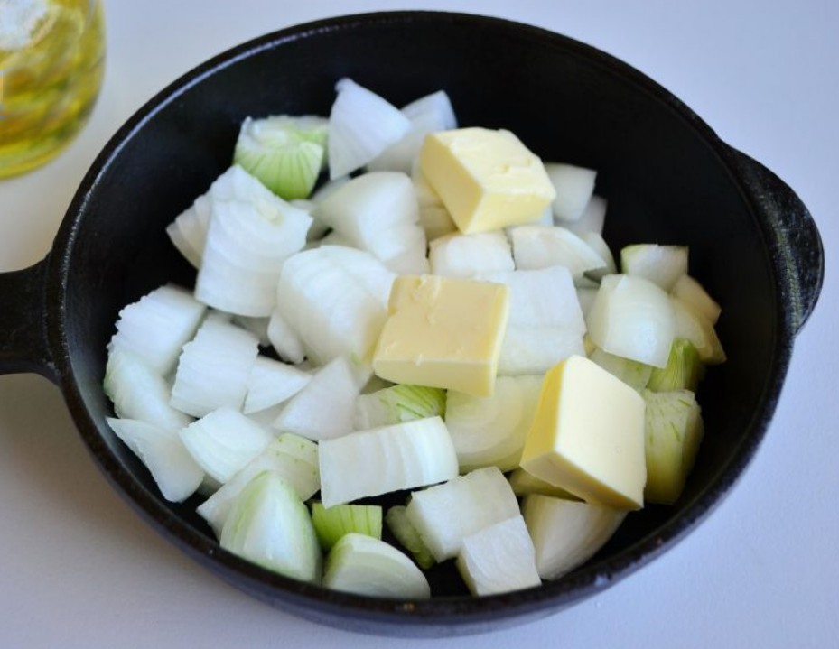 1. Stage. Grilled Chicken Sausages: Cut onions coarsely and fry in butter just until soft.