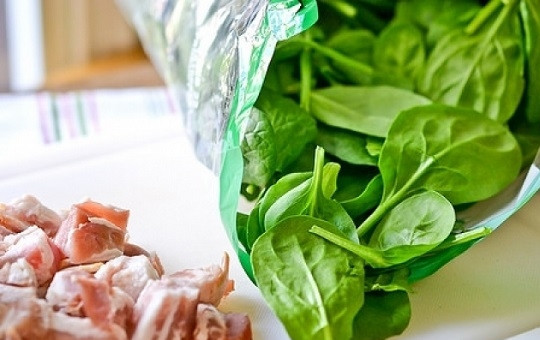 1. Этап. Салат из винограда с сыром: 2. Вымойте и обсушите шпинат. Бекон нарежьте небольшими кусочками.