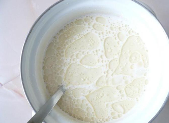 1. Этап. Шоколадные блинчики с творогом: Замешиваем тесто. Разбиваем в тесто яйца, добавляем в них сахара и соли. Взбиваем венчиком до пенки. Продолжая взбивать, добавляем в миску молока, воды, муки и, наконец, какао. В последнюю очередь в тесто пойдет растительное масло.