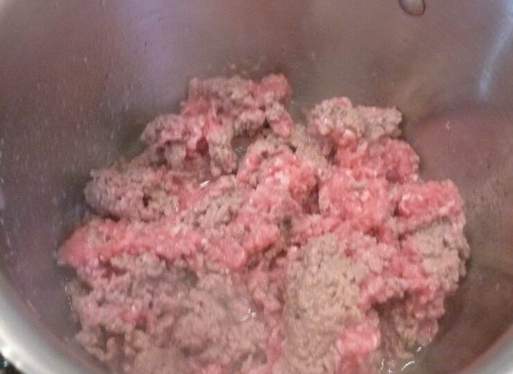 1. Этап. Томатный суп с фаршем: В кастрюле с толстым дном, смазанной небольшим количеством масла, обжариваем фарш до готовности. Приправляем и выкладываем.