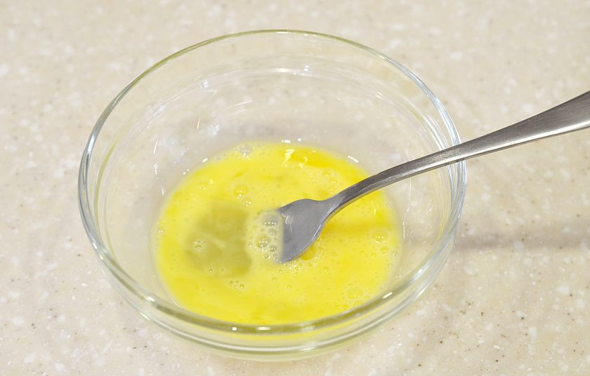 1. Этап. Пирожное в кружке: Яйцо слегка взбейте вилкой.