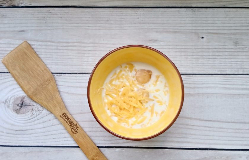 1. Этап. Киш с индейкой, грибами и картошкой: Натрите сыр. Взбейте слегка венчиком яйца со сливками и сыром.
