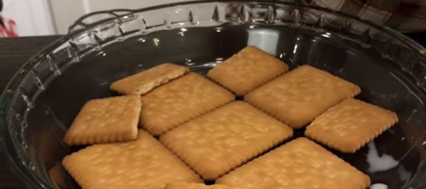 1. Этап. Торт без выпечки с кокосовым кремом: 3. Добавьте к ним сахарную пудру и кокосовую стружку, снова взбейте. Печенье обмокните в молоке, дайте ему немного напитаться молоком. Выложите печенье в форму одним слоем, выложите слой крема и снова слой печенья.