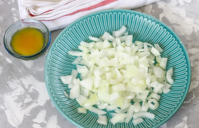 1. Этап. Лук с медом: Репчатый лук очистите от кожуры, промойте в воде и нарежьте кубиками. Ошпаривать его не нужно, важно наличие той самой слезоточивой жидкости, которую выделяет овощ.