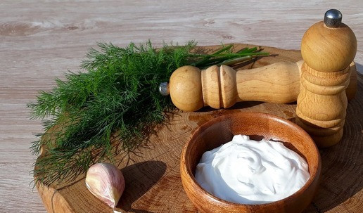 1. Этап. Запеченные кабачковые ломтики ПП от нутрициолога: Пока кабачки находятся в духовке, приготовим соус: смешаем сметану, мелко нарезанный укроп и измельченный зубчик чеснока. Добавить соль, перец по вкусу.