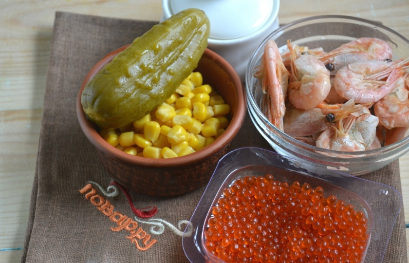 1. Этап. Салат с креветками и икрой: Заранее подготовьте все необходимые продукты. Креветки отварите и очистите.