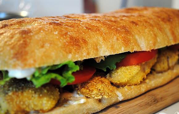 1. Этап. Сэндвич с рыбой и соусом: 5. Затем положить слой рыбы, помидоры, салат, накрыть сверху второй половинкой хлеба, нарезать на порции и сразу подавать.