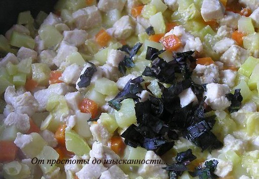 1. Этап. Летнее рагу из курицы с овощами: Добавьте мелко нарезанные листики базилика, посолите, поперчите.