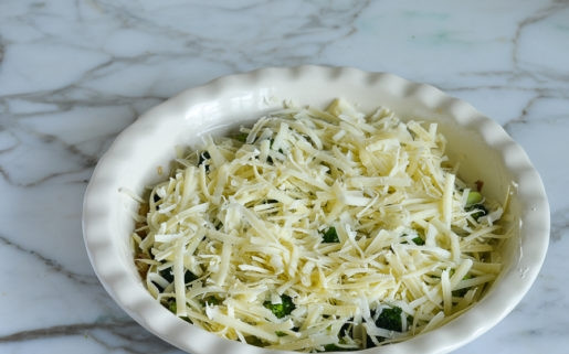 1. Этап. Киш без муки с брокколи: 5. Сверху крупно натрите сыр.