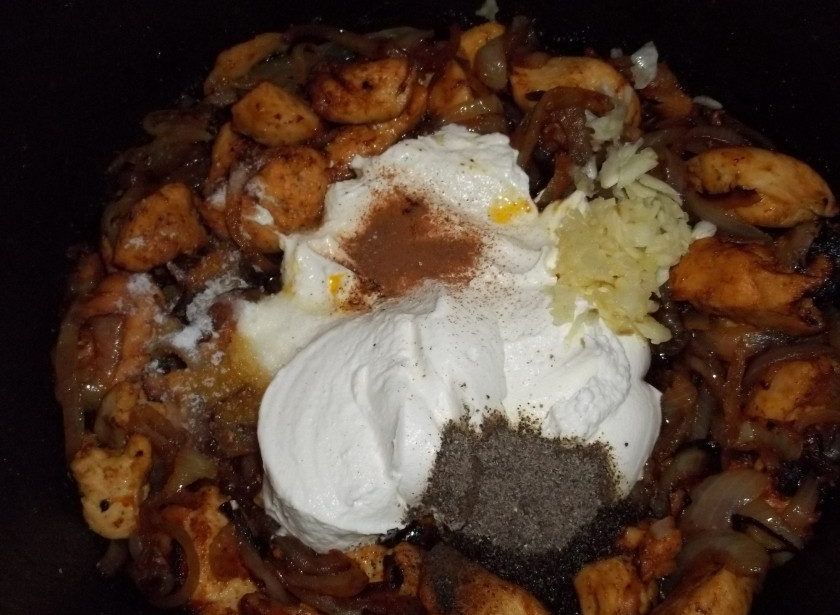 1. Этап. Куриное филе в сметане: Выключаем огонь. Добавляем сметану, мелко нарезанный чеснок и специи. Перемешиваем.