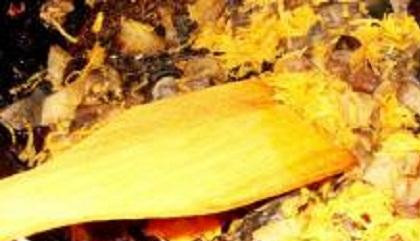 1. Этап. Голубцы с грибами: 2. Для начинки вымыть и почистить лук и морковь. Грибы хорошо промыть. Лук порезать полукольцами. Нарежьте морковь соломкой или натрите на крупной терке. Грибы нарезать мелкими кусочками. Обжарить овощи на растительном масле и добавить туда грибы. Когда жидкость выпарится, пожарить еще немного. Добавить в сковородку сливки, соль и перец. При желании можно добавить рубленую зелень.