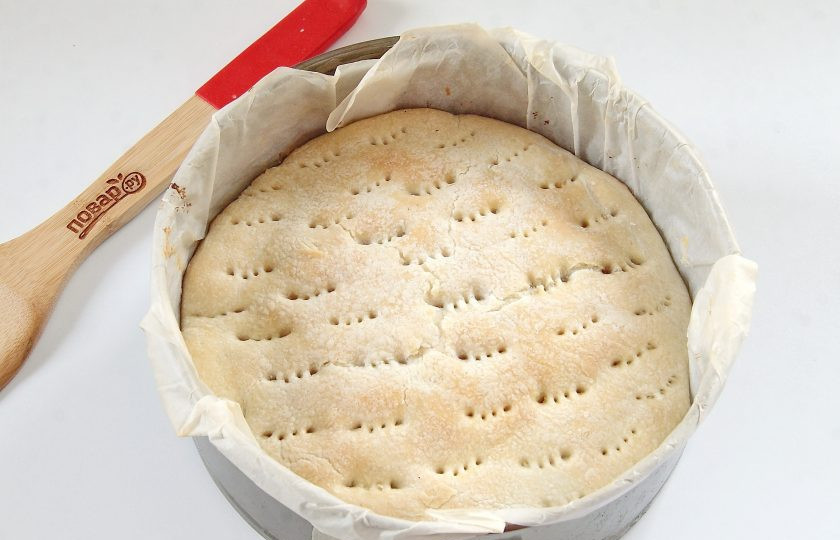 1. Этап. Пирог с колбасками и карамелизированным луком: Выпекайте при 180-200 градусах около 30 минут. Пирог с колбасками и карамелизированным луком готов.