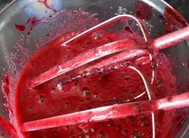 1. Этап. Смородиновый мусс: И взбиваем всё это миксером в пену.