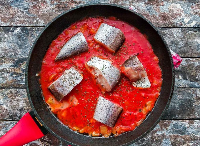 1. Этап. Рыба по-сицилийски: В соус выложите рыбу, накройте крышкой и тушите на медленном огне 20 минут.