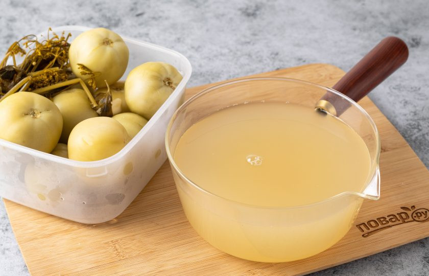 1. Этап. Соленые зеленые помидоры: После промойте помидоры и зелень, а рассол вскипятите и остудите.